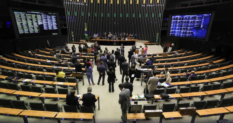 Projeto que reajusta salário de servidores pode ser votado hoje, diz líder do governo