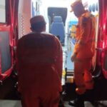 Mulher é socorrida pelos bombeiros após queda de motocicleta em Arcos