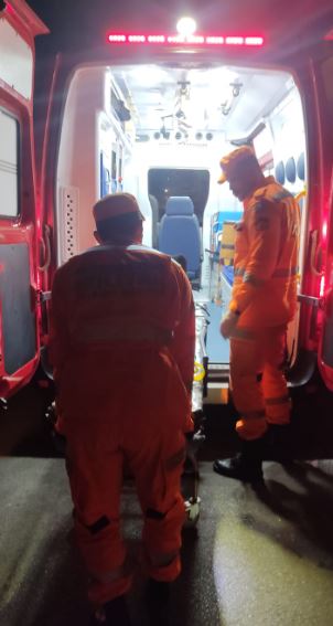 Mulher é socorrida pelos bombeiros após queda de motocicleta em Arcos