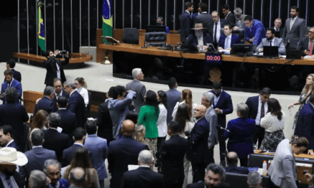 Câmara aprova projeto que reajusta salários de servidores públicos
