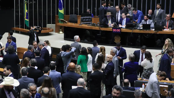 Câmara aprova projeto que reajusta salários de servidores públicos