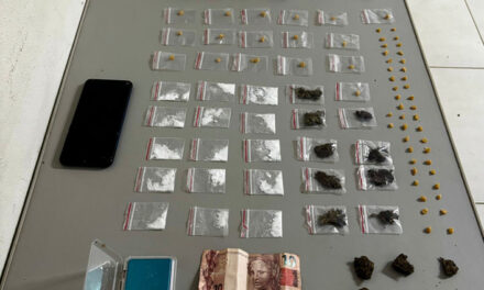 PM prende dois jovens e apreende adolescente por tráfico de drogas no bairro Ouro Branco, em Formiga