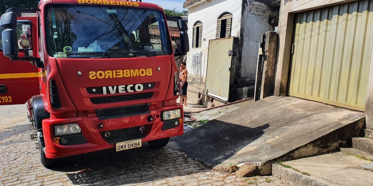 Incêndio atinge residência em Formiga e deixa duas vítimas: suspeita é de ato intencional
