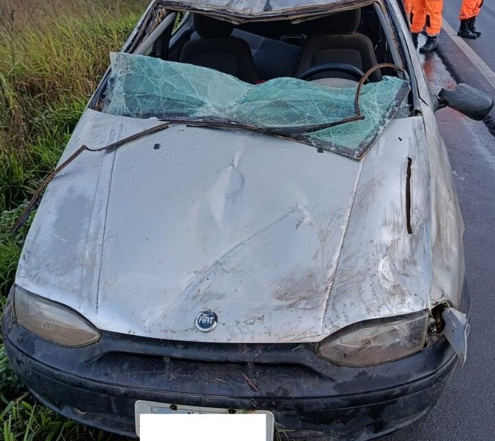 Veículo capota na BR-354 em Formiga e deixa uma pessoa ferida