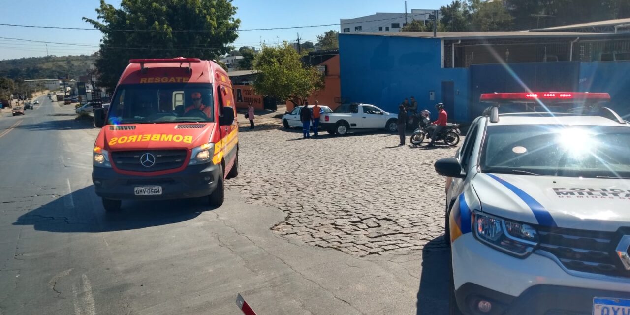 Colisão entre moto e carro deixa motociclista ferido no bairro Mangabeiras, em Formiga