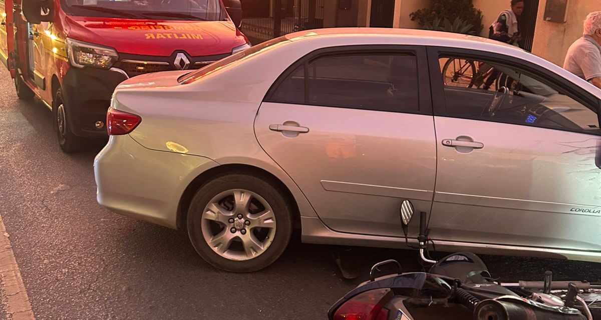Acidente entre automóvel e motocicleta mobiliza Corpo de Bombeiros em Arcos