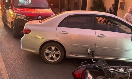 Acidente entre automóvel e motocicleta mobiliza Corpo de Bombeiros em Arcos