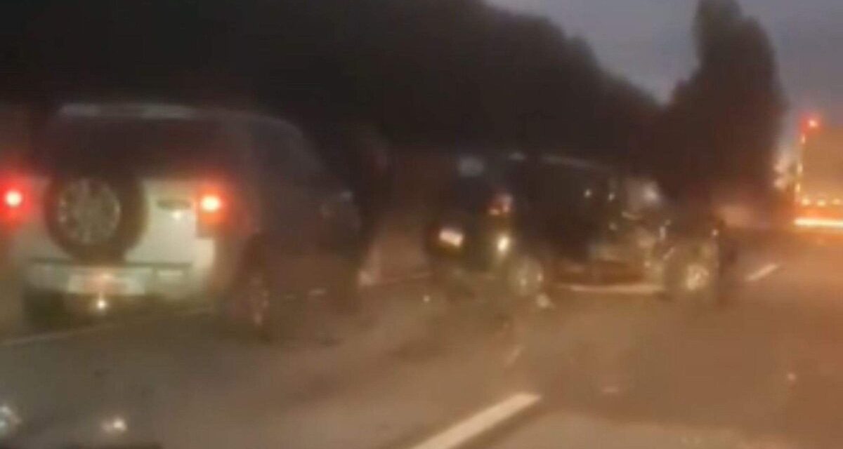 Acidente entre carros e carreta deixa feridos e complica trânsito na BR-381