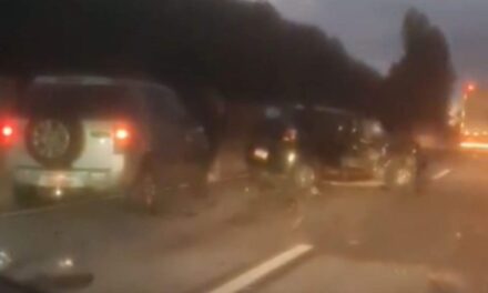 Acidente entre carros e carreta deixa feridos e complica trânsito na BR-381