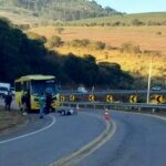 Motociclista morre após bater de frente com ônibus na MG-173, em Cachoeira de Minas, MG