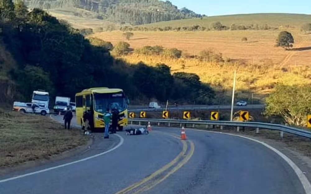 Motociclista morre após bater de frente com ônibus na MG-173, em Cachoeira de Minas, MG