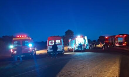 Batida entre ambulância e carreta mata ao menos três pessoas em Minas