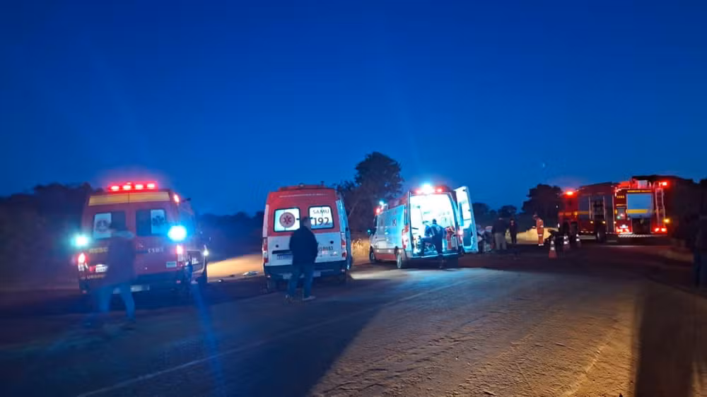 Batida entre ambulância e carreta mata ao menos três pessoas em Minas