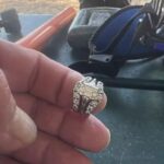Mergulhador encontra e devolve anel de diamante de 115 anos perdido em lago nos EUA