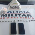 Polícia Militar apreende drogas e materiais durante operação no bairro Novo Horizonte, em Formiga