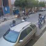 Motociclista sem habilitação joga moto contra policiais para fugir de blitz e acaba preso em MG