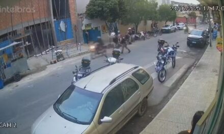 Motociclista sem habilitação joga moto contra policiais para fugir de blitz e acaba preso em MG