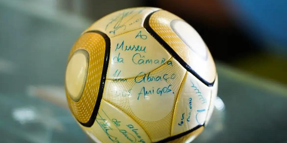 Moraes vota por condenar acusado de furtar bola autografada por Neymar