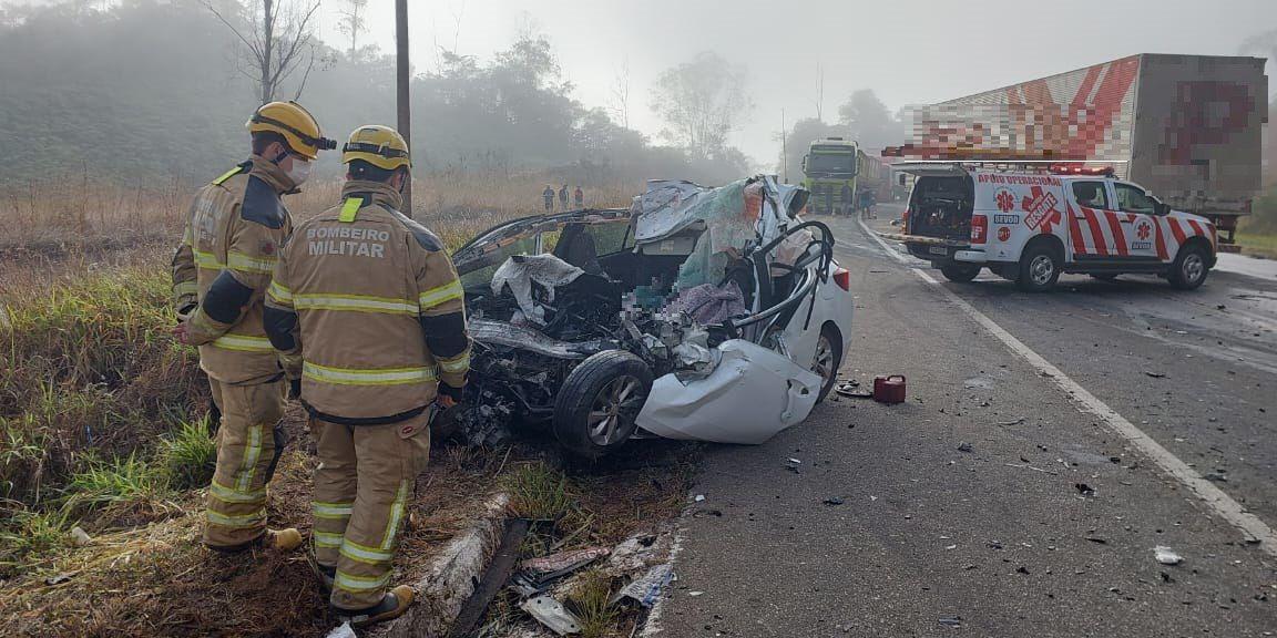 Três adultos e uma criança de 2 anos morrem após acidente na BR-262, em Minas
