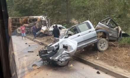 Acidente entre caminhão e dois carros deixa uma vítima fatal na BR-381