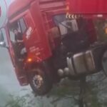 Caminhão fica pendurado à beira de rodovia na China após ponte desabar; VÍDEO