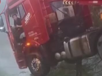 Caminhão fica pendurado à beira de rodovia na China após ponte desabar; VÍDEO
