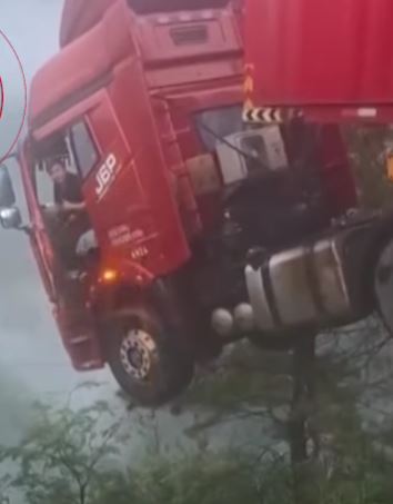 Caminhão fica pendurado à beira de rodovia na China após ponte desabar; VÍDEO