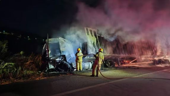 Caminhão carregado com frango congelado pega fogo na BR-262, em Nova Serrana