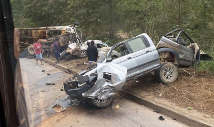 Acidente entre caminhão e dois carros deixa uma vítima fatal na BR-381