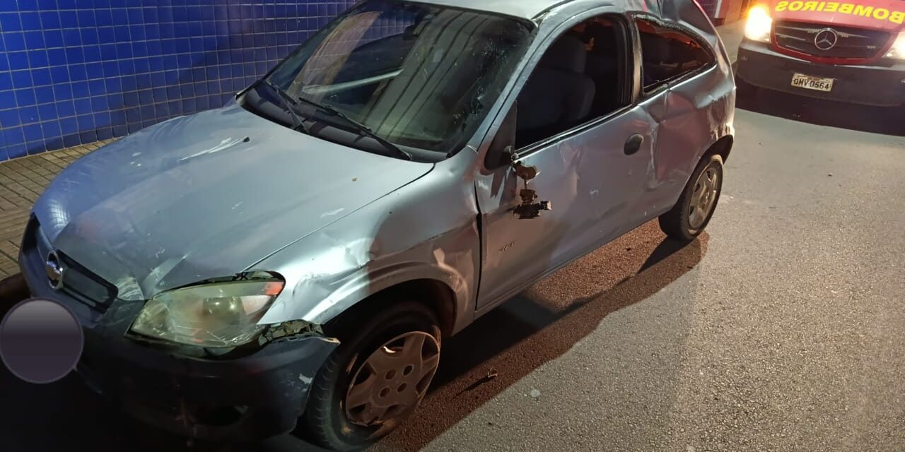 Mulher fica ferida após carro capotar na Avenida Tabelião Juca Almeida, em Formiga