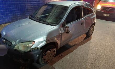 Mulher fica ferida após carro capotar na Avenida Tabelião Juca Almeida, em Formiga