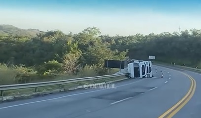 Carreta tomba na MG-050 entre Piumhi e Pimenta; causas ainda são desconhecidas