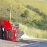 Carreta tomba e espalha óleo na MG 050 entre Piumhi e Pimenta