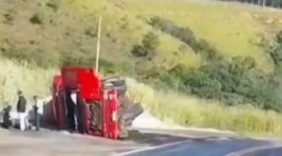 Carreta tomba e espalha óleo na MG 050 entre Piumhi e Pimenta