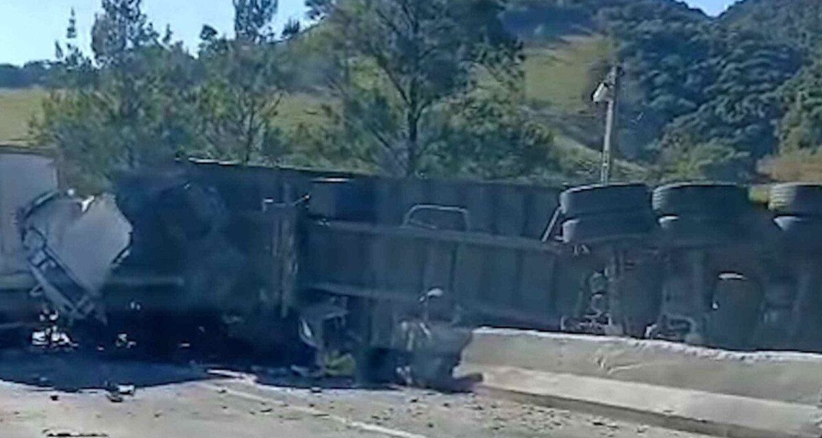 Acidente entre carretas mata motorista e congestiona BR-381, no Sul de MG