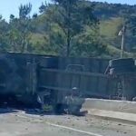 Acidente entre carretas mata motorista e congestiona BR-381, no Sul de MG