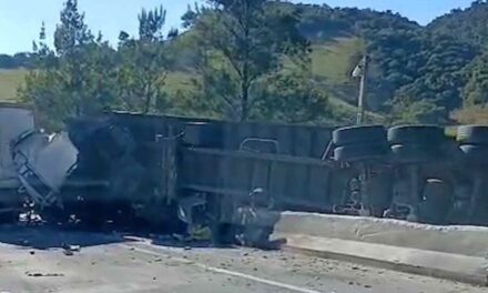 Acidente entre carretas mata motorista e congestiona BR-381, no Sul de MG