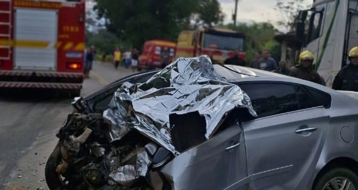 Idoso morre preso às ferragens ao bater de frente com caminhão em MG