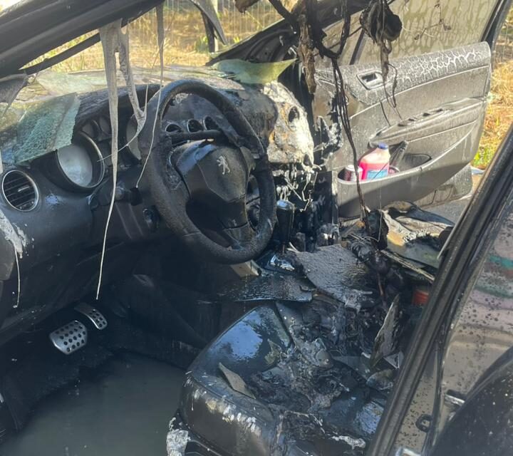 Incêndio em carro mobiliza bombeiros em Divinópolis