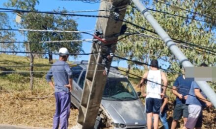 Motorista perde o controle e colide contra poste na Avenida José de Oliveira, em Formiga