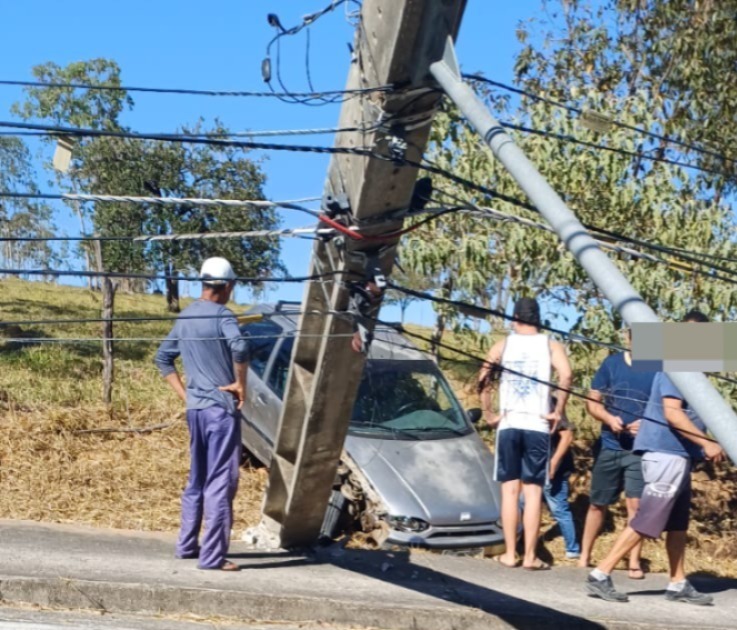 Motorista perde o controle e colide contra poste na Avenida José de Oliveira, em Formiga