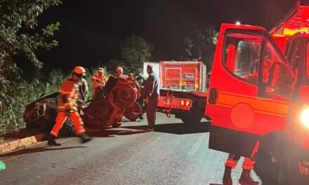Três pessoas morrem após carro bater em árvore em Conquista