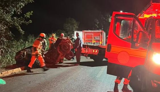 Três pessoas morrem após carro bater em árvore em Conquista