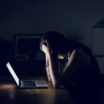 Sabia que se apoiar nos cotovelos traz problemas de saúde? Entenda por quê