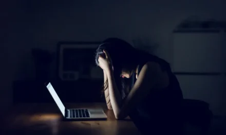 Sabia que se apoiar nos cotovelos traz problemas de saúde? Entenda por quê