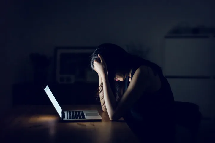 Sabia que se apoiar nos cotovelos traz problemas de saúde? Entenda por quê