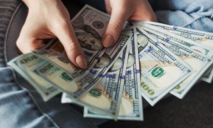 Dólar cai para R$ 5,49 com derrubada de alta do IOF e inflação menor