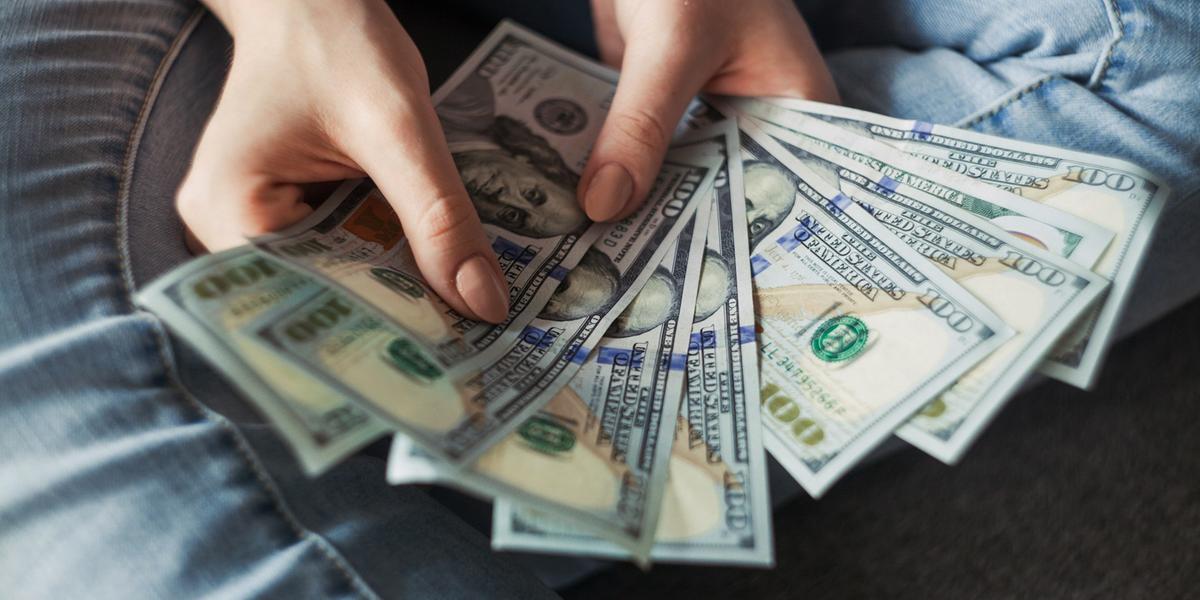 Dólar cai para R$ 5,49 com derrubada de alta do IOF e inflação menor