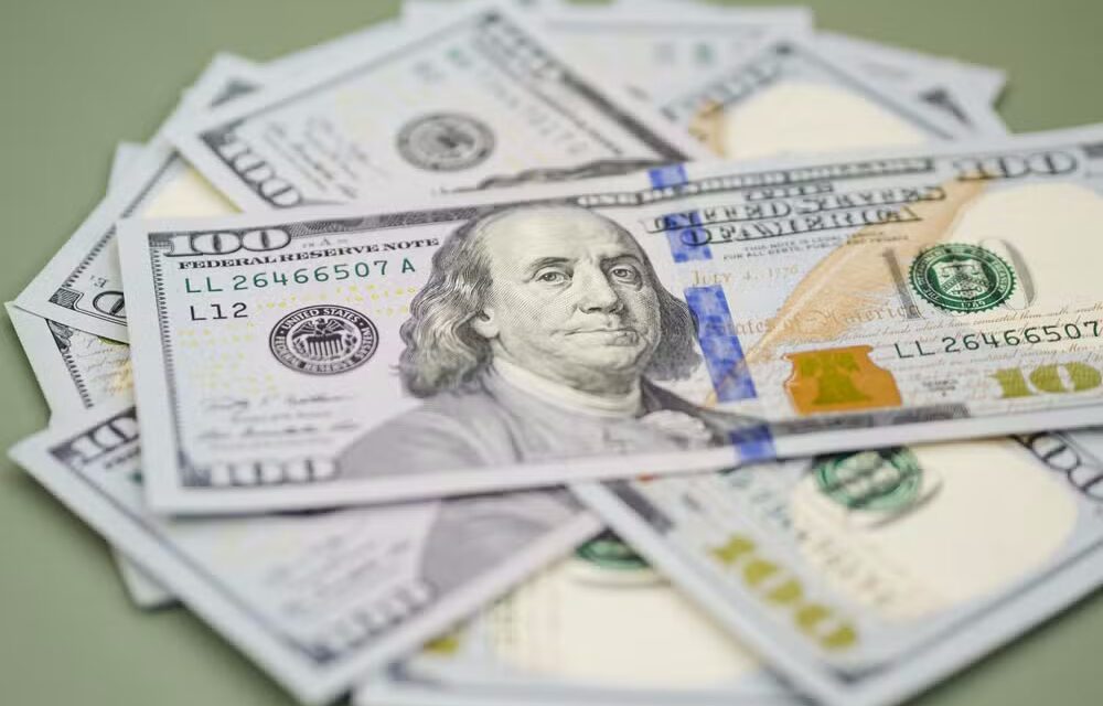 Dólar oscila, com novo pacote de impostos do governo e acordo China-EUA; Ibovespa sobe
