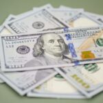 Dólar oscila, com novo pacote de impostos do governo e acordo China-EUA; Ibovespa sobe